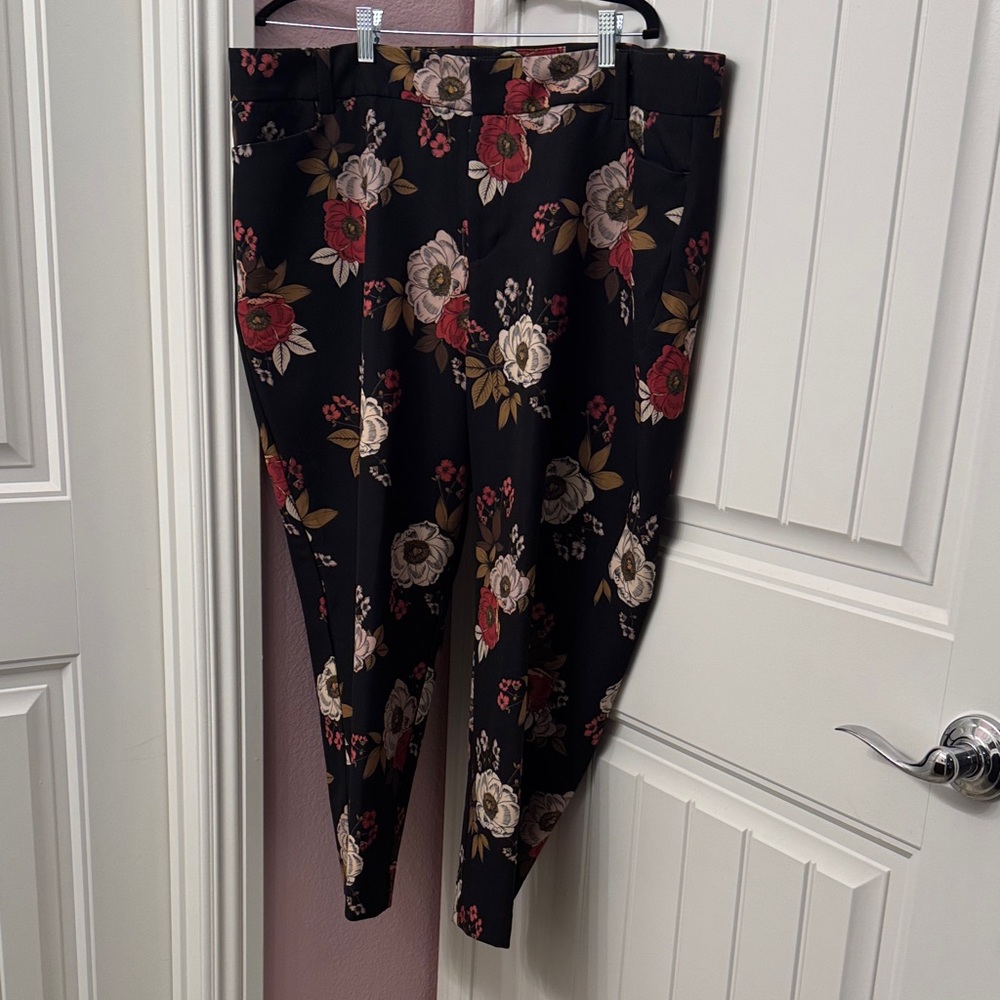 Eloquii Floral Ankle Pants - Black and Red
